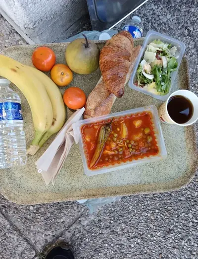 Plateau-repas solidaire distribué : fruits, pain, salade et soupe