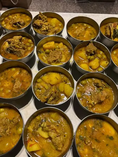 Barquettes de tajine de viande aux pommes de terre préparées pour la distribution