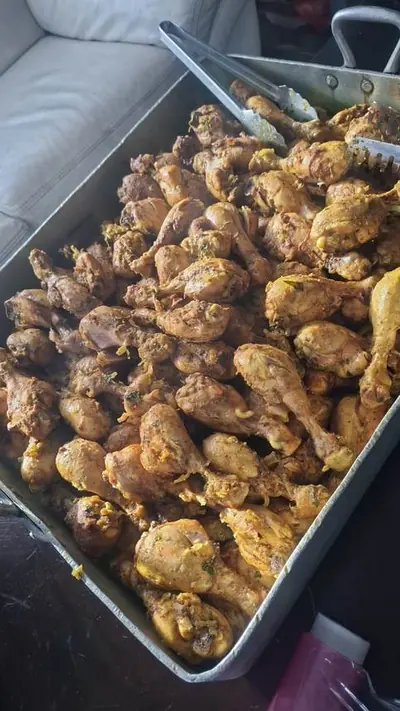 Poulet rôti préparé en grande quantité pour les repas chauds