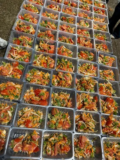 Dizaines de barquettes de salade fraîche prêtes à être distribuées