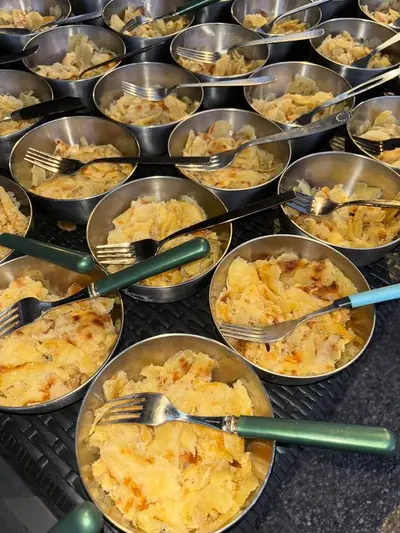 Portions de gratin servies dans des contenants individuels