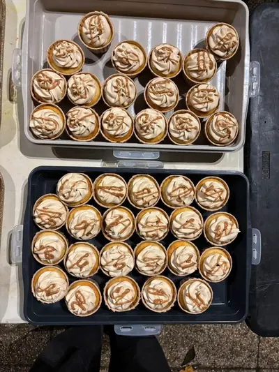 Pâtisseries maison préparées par les bénévoles d'Errahma pour tous